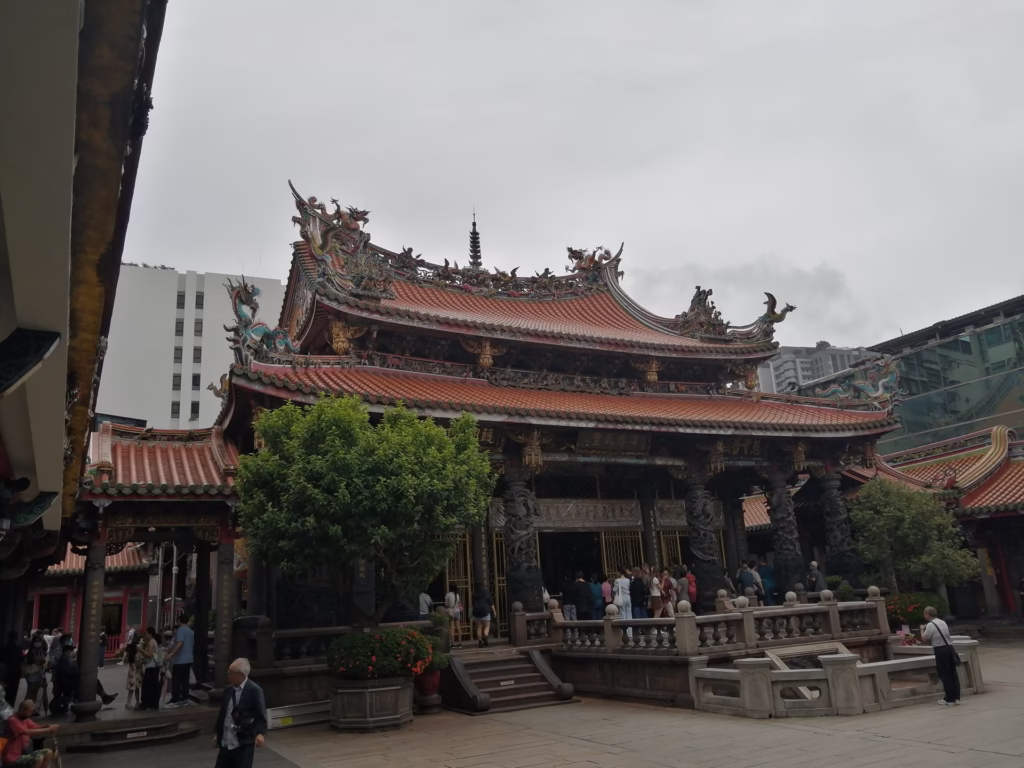龍山寺はパワースポットとして知られている