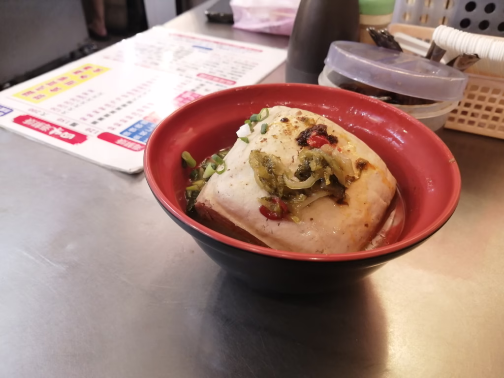 独特な味と臭いがする臭豆腐