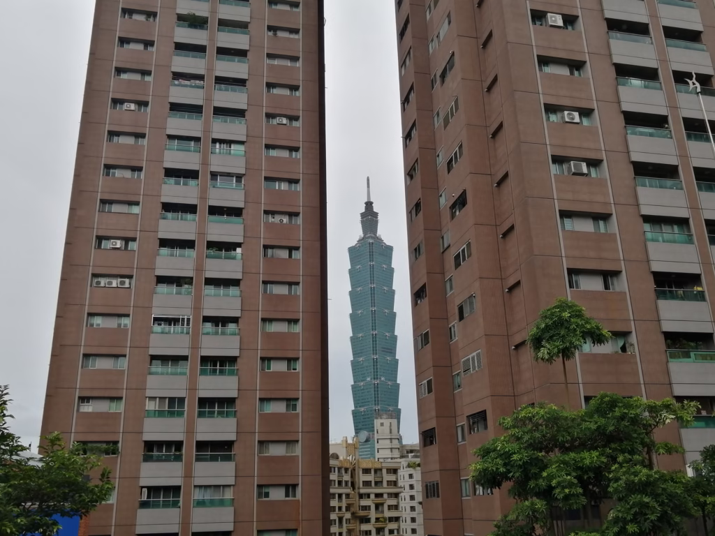 ビルの間から顔をのぞかせる台北101
