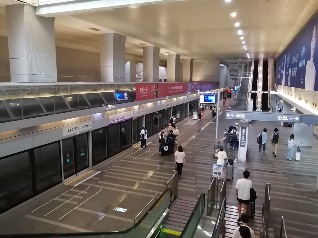 台北駅のホームはすごく清潔